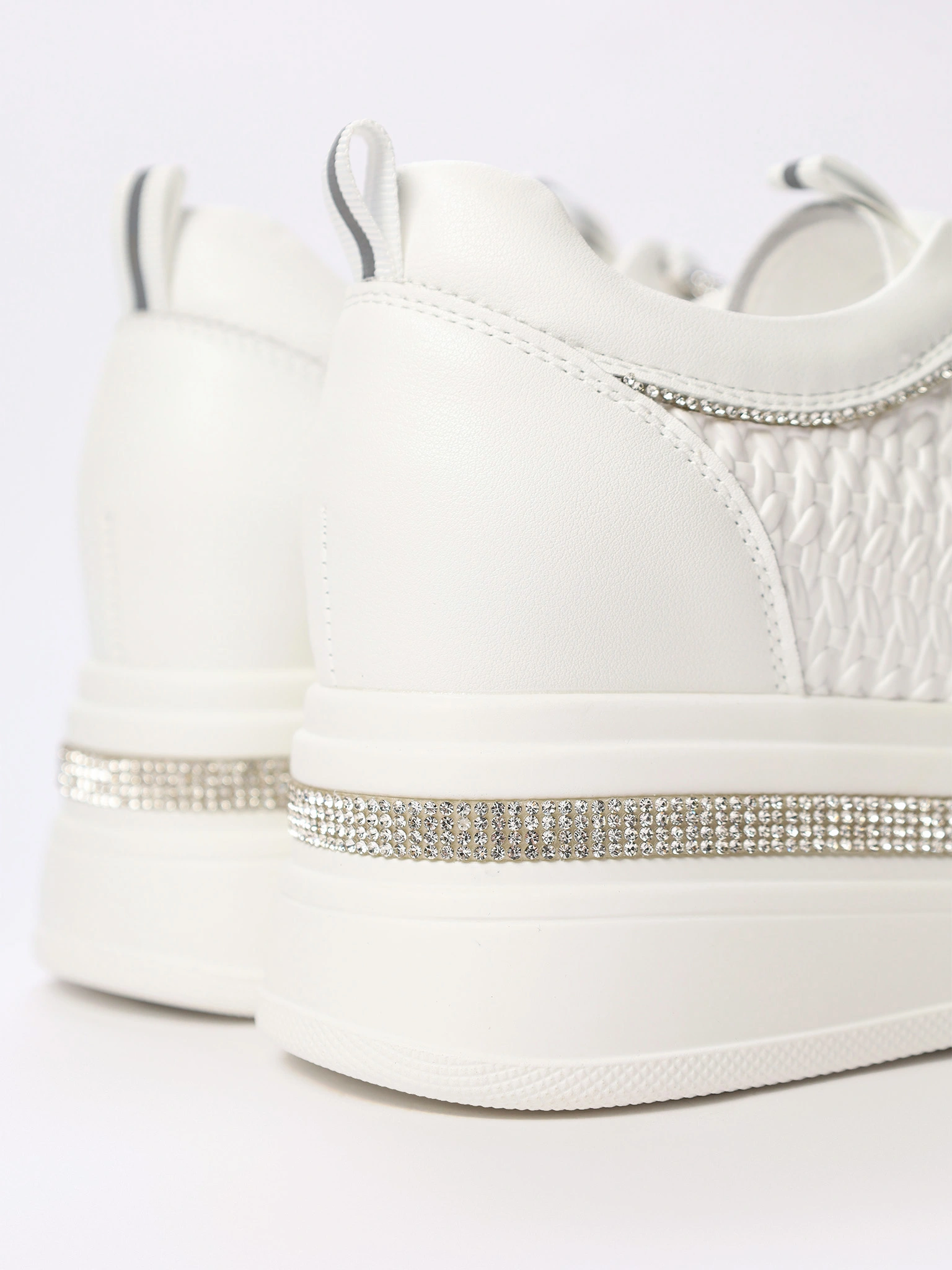 Кеды белого цвета со стразами на высокой платформе